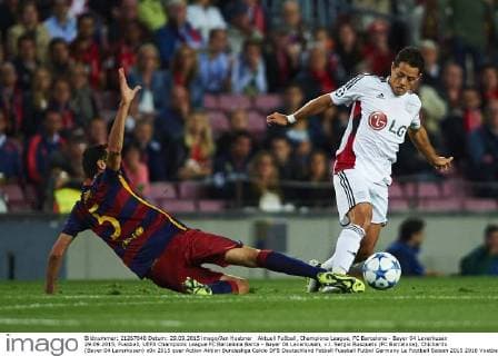 Aktuell Fußball, Champions League, FC Barcelona - Bayer 04 Leverkusen 29.09.2015, Fussball, UEFA Champions League FC Barcelona Barca - Bayer 04 Leverkusen, v.l. Sergio Busquets (FC Barcelona), Chicharito (Bayer 04 Leverkusen)