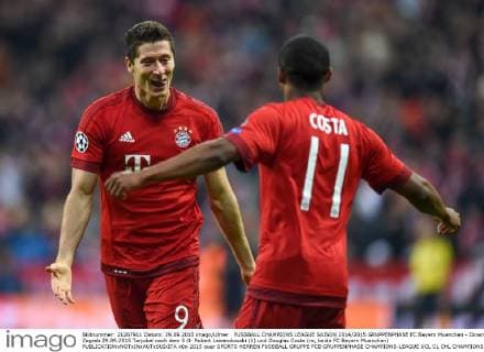 FUSSBALL CHAMPIONS LEAGUE SAISON 2014 2015 GRUPPENPHASE FC Bayern Muenchen - Dinamo Zagreb 29.09.2015 Torjubel nach dem 5:0: Robert Lewandowski (li) und Douglas Costa (re, beide FC Bayern Muenchen) 
