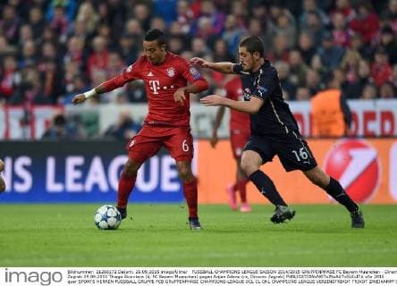 FUSSBALL CHAMPIONS LEAGUE SAISON 2014 2015 GRUPPENPHASE FC Bayern Muenchen - Dinamo Zagreb 29.09.2015 Thiago Alcantara (li, FC Bayern Muenchen) gegen Arijan Ademi (re, Dinamo Zagreb) 