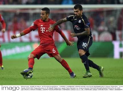FUSSBALL CHAMPIONS LEAGUE SAISON 2014 2015 GRUPPENPHASE FC Bayern Muenchen - Dinamo Zagreb 29.09.2015 Thiago Alcantara (li, FC Bayern Muenchen) gegen Paulo Machado (re, Dinamo Zagreb) 