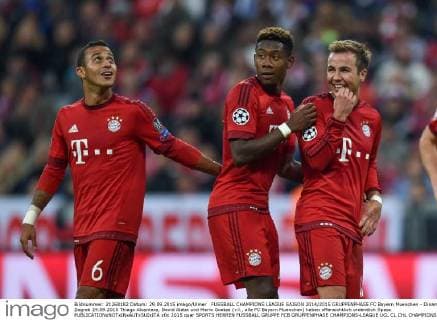 FUSSBALL CHAMPIONS LEAGUE SAISON 2014 2015 GRUPPENPHASE FC Bayern Muenchen - Dinamo Zagreb 29.09.2015 Thiago Alcantara, David Alaba und Mario Goetze (v.l., alle FC Bayern Muenchen) haben offensichtlich ordentlich Spass 