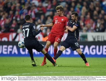 FUSSBALL CHAMPIONS LEAGUE SAISON 2014 2015 GRUPPENPHASE FC Bayern Muenchen - Dinamo Zagreb 29.09.2015 Thomas Mueller (Mitte, FC Bayern Muenchen) gegen Jeremy Taravel (li) und Goncalo Santos (re, beide Dinamo Zagreb) 