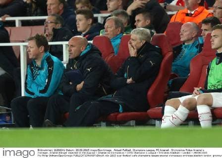 Aktuell Fußball, Champions League, FC Arsenal - Olympiakos Piräus Arsenal s manager, Arsene Wenger dejected in the dug out - Arsenal vs Olympiacos - UEFA Champion s League - Emirates Stadium - London - 29 09 2015 Pic Philip Oldham SportImage EDITORIAL USE ONLY. No use with unauthorised audio, video, data, fixture lists, club league logos or live services. Online in-match use limited to 120 images, no video emulation. No use in betting, games or single club league player publications.
