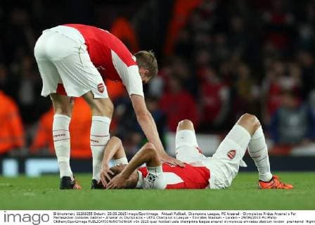 Aktuell Fußball, Champions League, FC Arsenal - Olympiakos Piräus Arsenal s Per Mertesacker consoles Gabriel - Arsenal vs Olympiacos - UEFA Champion s League - Emirates Stadium - London - 29 09 2015 Pic Philip Oldham SportImage EDITORIAL USE ONLY. No use with unauthorised audio, video, data, fixture lists, club league logos or live services. Online in-match use limited to 120 images, no video emulation. No use in betting, games or single club league player publications.