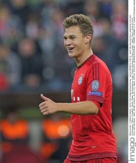Joshua KIMMICH, FCB 32 , reckt den Daumen hoch, gestikuliert und gibt Anweisungen, Aktion, Einzelbild, Gestik, Geste, Handbewegung, Jubel, Freude, Emotionen, Feiern, Lachen, jubelt, freuen, reisst die Arme hoch, ballt die Faust , lacht, lächelt, lachend, smile, froh, happy ,Portrait, Porträt FC BAYERN MUENCHEN - DINAMO ZAGREB (5-0) Fussball Champions League, Muenchen, am 29.09.2015, Gruppenphase, 2. Spieltag, Saison 2015 2016, CL, FCB