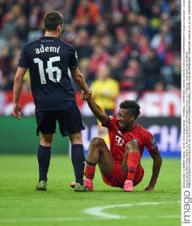 FUSSBALL CHAMPIONS LEAGUE SAISON 2014 2015 GRUPPENPHASE FC Bayern Muenchen - Dinamo Zagreb 29.09.2015 Arijan Ademi (li, Dinamo Zagreb) hilft Kingsley Coman (re, FC Bayern Muenchen) auf die Beine 