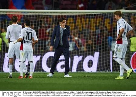 Aktuell Fußball, Champions League, FC Barcelona - Bayer 04 Leverkusen 29.09.2015, Fussball, UEFA Champions League FC Barcelona Barca - Bayer 04 Leverkusen, v.l. Hakan Calhanoglu (Bayer 04 Leverkusen), Roger Schmidt coach (Bayer 04 Leverkusen), Stefan Kiessling (Bayer 04 Leverkusen) schauen enttaeuscht nach der Niederlage