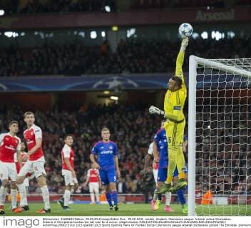 29.09.2015. London, England. Champions League. Arsenal versus Olympiakos. Roberto of Olympiakos touches the ball over for a corner. xNigelxCookex  ActionPlus11666273