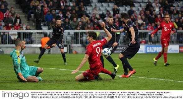 29.09.2015,FC Bayern vs Dinamo Zagreb,1.BL, CL, Champions League, Allianz Arena, Soccer Fussball, Football, Herren, Männer 29.09.2015, CL, FC Bayern vs Dinamo Zagreb, Allianz Arena, München im Bild: Eduardo (Dinamo Zagreb) am Boden mit Robert Lewandowski (FCB)