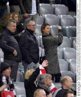 29.09.2015, Fussball Championsleague 2015 2016, Vorrunde, 2.Spieltag, FC Bayern München - Dinamo Zagreb, in der Allianz-Arena München. Bildserie, 1.v.4: re: Anna, die Ehefrau von Robert Lewandowski (Bayern München) auf der Tribüne, signalisiert nach dem Schlusspfiff seinem Mann auf dem Platz den Treffpunkt nach dem Spiel oben... 