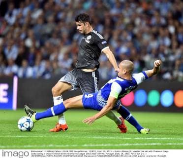 PORTO, Sept. 29, 2015 -- Porto s Maicon (R) vies for the ball with Chelsea s Diego Costa during a Group G match at the Champions League 2015-2016 in Porto, Portugal, Sept. 29, 2015. Porto won 2-1. ) (SP)PORTUGAL-PORTO-SOCCER-CHAMPIONS LEAGUE ZhangxLiyun 