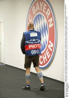 FC Bayern Muenchen vs. DNK Dinamo Zagreb, Fussball Champions League, Muenchen. 29.09.2015 Im Bild: Fotograf mit Wiesn Outfit Â