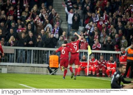 FC Bayern Muenchen vs. DNK Dinamo Zagreb, Fussball Champions League, Muenchen. 29.09.2015 Im Bild: Torjubel Thiago, Robert Lewandowski Â