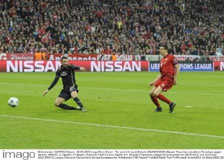 Tor zum 2-0 durch Robert LEWANDOWSKI (Bayern Muenchen,re),Aktion,Torschuss gegen Jeremy TARAVEL (li,Zagreb). FC Bayern Muenchen-GNK Dinamo Zagreb 5-0. Fussball Champions League Gruppenphase am 29.09.2015.