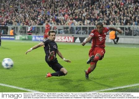 Tor zum 1-0 durch Douglas COSTA (Bayern Muenchen) aus spitzem Winkel gegen Alexandru MATEL (Zagreb). FC Bayern Muenchen-GNK Dinamo Zagreb 5-0. Fussball Champions League Gruppenphase am 29.09.2015.
