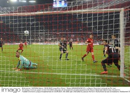 Robert LEWANDOWSKI (3.v.re,Bayern Muenchen) schiesst das Tor zum 4-0,Aktion,Torschuss gegen Torwart EDUARDO (Zagreb), Hintertorkamera,Hintertorperspektive FC Bayern Muenchen-GNK Dinamo Zagreb 5-0. Fussball Champions League Gruppenphase am 29.09.2015.