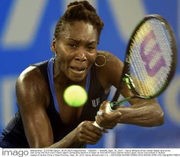 (150930) -- WUHAN, Sept. 30, 2015 -- Venus Williams of the United States returns the ball during the third round match againt Carlasuarez Navarro of Spain at 2015 WTA Tennis Damen Wuhan Open Tennis Tournament in Wuhan, capital of central China s Hubei Province, Sept. 30, 2015. Venus Williams won 2-0. ) (SP)CHINA-WUHAN-TENNIS-WTA-WUHAN OPEN (CN) ChengxMin 