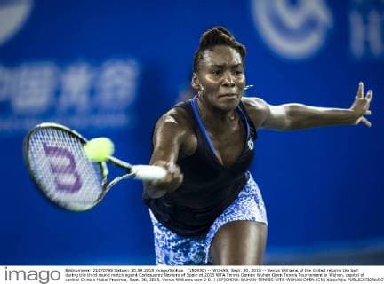 (150930) -- WUHAN, Sept. 30, 2015 -- Venus Williams of the United returns the ball during the third round match againt Carlasuarez Navarro of Spain at 2015 WTA Tennis Damen Wuhan Open Tennis Tournament in Wuhan, capital of central China s Hubei Province, Sept. 30, 2015. Venus Williams won 2-0. ) (SP)CHINA-WUHAN-TENNIS-WTA-WUHAN OPEN (CN) XiaoxYijiu 