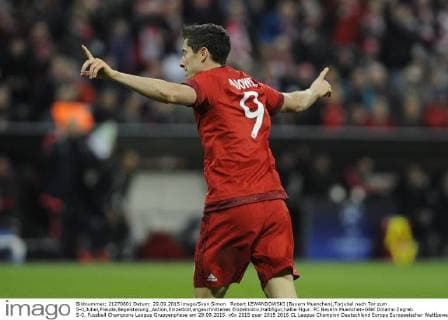 Robert LEWANDOWSKI (Bayern Muenchen),Torjubel nach Tor zum 5-0,Jubel,Freude,Begeisterung,,Aktion,Einzelbild,angeschnittenes Einzelmotiv,Halbfigur,halbe Figur. FC Bayern Muenchen-GNK Dinamo Zagreb 5-0. Fussball Champions League Gruppenphase am 29.09.2015.