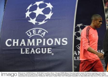 Douglas COSTA (Bayern Muenchen) geht an einem Champions Leagu Logo vorbei,Aktion. FC Bayern Muenchen-GNK Dinamo Zagreb 5-0. Fussball Champions League Gruppenphase am 29.09.2015.