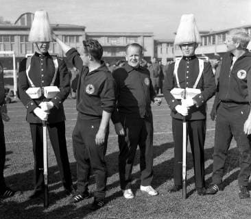 Fußball-Weltmeisterschaft 1962 23.05.1962 im deutschem Quartier Beim Training mit Polizisten Sepp Herberger,Albert Bruells und Karl-Heinz Schnellinger HM