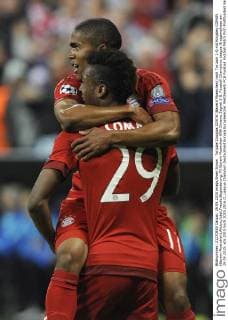 Torjubel Douglas COSTA (Bayern Muenchen) nach Tor zum 1-0,mit Kingsley COMAN (Bayern Muenchen),Aktion,Jubel,Freude,Begeisterung, FC Bayern Muenchen-GNK Dinamo Zagreb 5-0. Fussball Champions League Gruppenphase am 29.09.2015.
