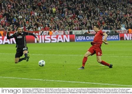 Tor zum 2-0 durch Robert LEWANDOWSKI (Bayern Muenchen,re),Aktion,Torschuss gegen Jeremy TARAVEL (li,Zagreb). FC Bayern Muenchen-GNK Dinamo Zagreb 5-0. Fussball Champions League Gruppenphase am 29.09.2015.
