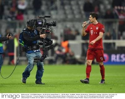 29.09.2015, Fussball, Saison 2015 2016, Champions League, 2015 16, Vorrunde, FC Bayern München - Dinamo Zagreb 5:0, Robert Lewandowski (Bayern Muenchen), re., im Visier der TV Fernsehkamera