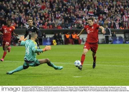 Torchance Robert LEWANDOWSKI (Bayern Muenchen),Aktion,Zweikampf gegen Torwart EDUARDO (Zagreb). FC Bayern Muenchen-GNK Dinamo Zagreb 5-0. Fussball Champions League Gruppenphase am 29.09.2015.