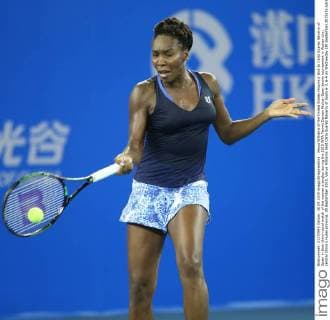 Venus Williams of the United States returns a shot to Carla Suarez Navarro of Spain in their third-round match of the women s singles during the 2015 WTA Tennis Damen Wuhan Open tennis tournament in Wuhan city, central China s Hubei province, 30 September 2015. Venus Williams beat Carla Suarez Navarro of Spain 6-3, 6-4 on Wednesday (30 September 2015) to advance to the quarterfinals of the Wuhan Open. A day after earning her 700th victory, Williams hit five aces and saved three of four break points to dispatch the seventh-seeded Navarro in 1 hour, 29 minutes. Williams, who is a seven-time major champion and won her last Grand Slam title at Wimbledon in 2008, improved to 3-3 in her head-to-head against Navarro. She will next face the winner of the match between top-seeded Simona Halep and Johanna Konta being played later Wednesday. Venus Williams beats Navarro to advance at Wuhan Open  20150930_63864