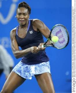 Venus Williams of the United States returns a shot to Carla Suarez Navarro of Spain in their third-round match of the women s singles during the 2015 WTA Tennis Damen Wuhan Open tennis tournament in Wuhan city, central China s Hubei province, 30 September 2015. Venus Williams beat Carla Suarez Navarro of Spain 6-3, 6-4 on Wednesday (30 September 2015) to advance to the quarterfinals of the Wuhan Open. A day after earning her 700th victory, Williams hit five aces and saved three of four break points to dispatch the seventh-seeded Navarro in 1 hour, 29 minutes. Williams, who is a seven-time major champion and won her last Grand Slam title at Wimbledon in 2008, improved to 3-3 in her head-to-head against Navarro. She will next face the winner of the match between top-seeded Simona Halep and Johanna Konta being played later Wednesday. Venus Williams beats Navarro to advance at Wuhan Open  20150930_10053