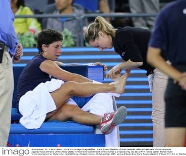 Carla Suarez Navarro of Spain receives medical treatment as she competes against Venus Williams of the United States in their third-round match of the women s singles during the 2015 WTA Tennis Damen Wuhan Open tennis tournament in Wuhan city, central China s Hubei province, 30 September 2015. Venus Williams beat Carla Suarez Navarro of Spain 6-3, 6-4 on Wednesday (30 September 2015) to advance to the quarterfinals of the Wuhan Open. A day after earning her 700th victory, Williams hit five aces and saved three of four break points to dispatch the seventh-seeded Navarro in 1 hour, 29 minutes. Williams, who is a seven-time major champion and won her last Grand Slam title at Wimbledon in 2008, improved to 3-3 in her head-to-head against Navarro. She will next face the winner of the match between top-seeded Simona Halep and Johanna Konta being played later Wednesday. Venus Williams beats Navarro to advance at Wuhan Open  20150930_10059
