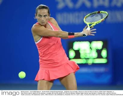 Roberta Vinci of Italy returns a shot to Petra Kvitova of the Czech Republic in their third-round match of the women s singles during the 2015 WTA Tennis Damen Wuhan Open tennis tournament in Wuhan city, central China s Hubei province, 30 September 2015. Petra Kvitova was defeated by Roberta Vinci 0-2 (6 7, 2 6). Kvitova knocked out from Wuhan Open  20150930_63886