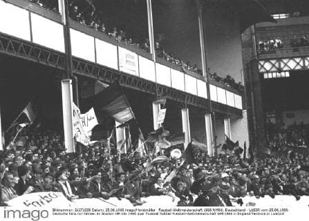 Fussball-Weltmeisterschaft 1966 WM66: Deutschland - UdSSR vom 25.06.1966: Deutsche Fans mit Fahnen im Stadion HM