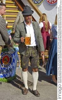 30.09.2015, Fussball 1.Bundesliga 2015 2016, Die Mannschaft des FC Bayern München besucht das Oktoberfest in München. Douglas Costa (FC Bayern München) mit Masskrug. 