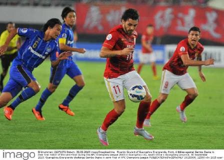 Ricardo Goulart of Guangzhou Evergrande, front, dribbles against Gamba Osaka in their first match of the semi-final during the AFC Champions League 2015 in Guangzhou city, south China s Guangdong province, 30 September 2015. Guangzhou Evergrande challenge Gamba Osaka in semi-final of AFC Champions League  20150930_12598