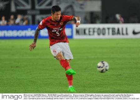 Zhang Linpeng of Guangzhou Evergrande passes the ball against Gamba Osaka in their first match of the semi-final during the AFC Champions League 2015 in Guangzhou city, south China s Guangdong province, 30 September 2015. Guangzhou Evergrande challenge Gamba Osaka in semi-final of AFC Champions League  20150930_50541