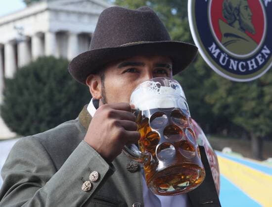 Arturo VIDAL (Bayern Muenchen) trinkt eine Mass Bier. Fussball FC Bayern Muenchen, traditioneller Oktoberfestbesuch in der Kaefer Schenke, am 30.09.2015 in Muenchen Deutschland.