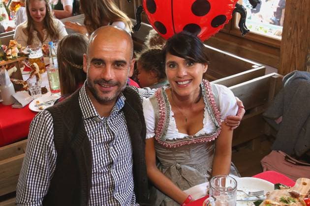 Pep (Josep) GUARDIOLA (Trainer FCB) mit :Ehefrau Cristina. Fussball FC Bayern Muenchen, traditioneller Oktoberfestbesuch in der Kaefer Schenke, am 30.09.2015 in Muenchen Deutschland.