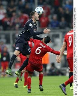 Fussball, Champions League, 2015 2016, Herren, Gruppenphase, 2. Spieltag, 29.09.2015, FC Bayern München - GNK Dinamo Zagreb 5-0, v.l. Aktion, Zweikampf, Spielszene, action, Jeremy Taravel, Dinamo Zagreb, Thiago Alcantara, FC Bayern München,
