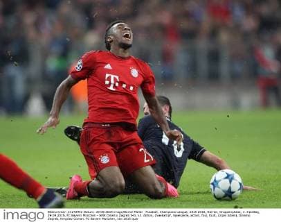 Fussball, Champions League, 2015 2016, Herren, Gruppenphase, 2. Spieltag, 29.09.2015, FC Bayern München - GNK Dinamo Zagreb 5-0, v.l. Aktion, Zweikampf, Spielszene, action, foul, foult, Arijan Ademi, Dinamo Zagreb, Kingsley Coman, FC Bayern München,