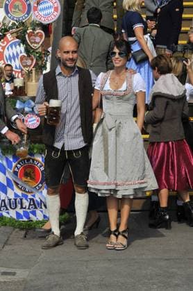 Pep Guardiola mit Ehefrau Cristina FC Bayern München Wiesnbesuch mit Frauen Käferzelt Wiesn, Theresienwiesn, Volksfest, Oktoberfest München 30. September 2015