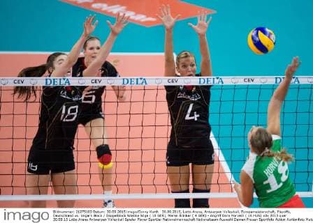 30.09.2015, Lotto Arena, Antwerpen Volleyball, Europameisterschaft, Playoffs, Deutschland vs. Ungarn Block Doppelblock Wiebke Silge ( 18 GER), Maren Brinker ( 4 GER) - Angriff Dora Horvath ( 18 HUN)