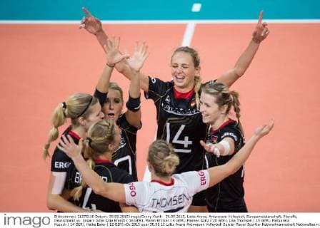 30.09.2015, Lotto Arena, Antwerpen Volleyball, Europameisterschaft, Playoffs, Deutschland vs. Ungarn Jubel Anja Brandt ( 16 GER), Maren Brinker ( 4 GER), Mareen Apitz ( 20 GER), Lisa Thomsen ( 15 GER), Margareta Kozuch ( 14 GER), Heike Beier ( 12 GER)