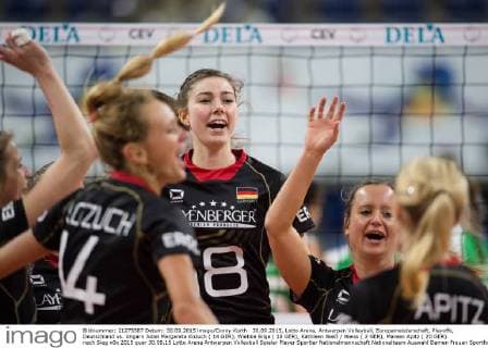 30.09.2015, Lotto Arena, Antwerpen Volleyball, Europameisterschaft, Playoffs, Deutschland vs. Ungarn Jubel Margareta Kozuch ( 14 GER), Wiebke Silge ( 18 GER), Kathleen Weiß Weiss ( 2 GER), Mareen Apitz ( 20 GER) nach Sieg