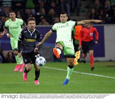 30.09.2015, xovx, Fussball, UEFA Champions League, Borussia Moenchengladbach - Manchester City FC, emspor, v.l. Julian Korb (Borussia Moenchengladbach), Sergio Aguero (Manchester City), Aktion.