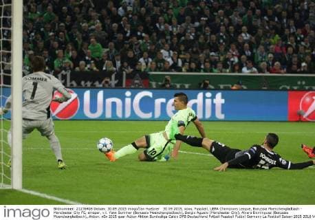 30.09.2015, xovx, Fussball, UEFA Champions League, Borussia Moenchengladbach - Manchester City FC, emspor, v.l. Yann Sommer (Borussia Moenchengladbach), Sergio Aguero (Manchester City), Alvaro Dominguez (Borussia Moenchengladbach), Aktion.