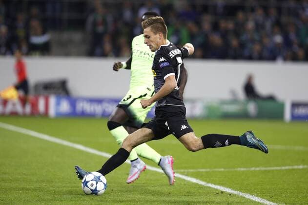 Patrick Herrmann (Bor. Mönchengladbach) (R) shots against Bacary Sagna (Manchester City) during the Championsleague between Borussia Moenchengladbach and Manchester City, Borussiapark in Moenchengladbach on September 30., 2015. Borussia Mönchengladbach vs. Manchester City in der Champions League der Saison 2015 2016 am 30. September 2015.