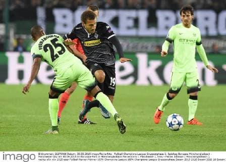 Fußball Champions League Gruppenphase 2. Spieltag Borussia Mönchengladbach - Manchester City am 30.09.2015 im Borussia-Park in Mönchengladbach Fernandinho ( Manchester ), links - Fabian Johnson ( Mönchengladbach ), rechts xRx