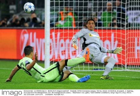 Fussball, UEFA Champions League, Herren, Saison 2015 2016, Gruppe D, 2. Spieltag, Borussia Park Mönchengladbach, Bor. Mönchengladbach (weiss) - Manchester City (gelb); Yann Sommer (Gladbach), Sergio Agüero (City), Aktion.